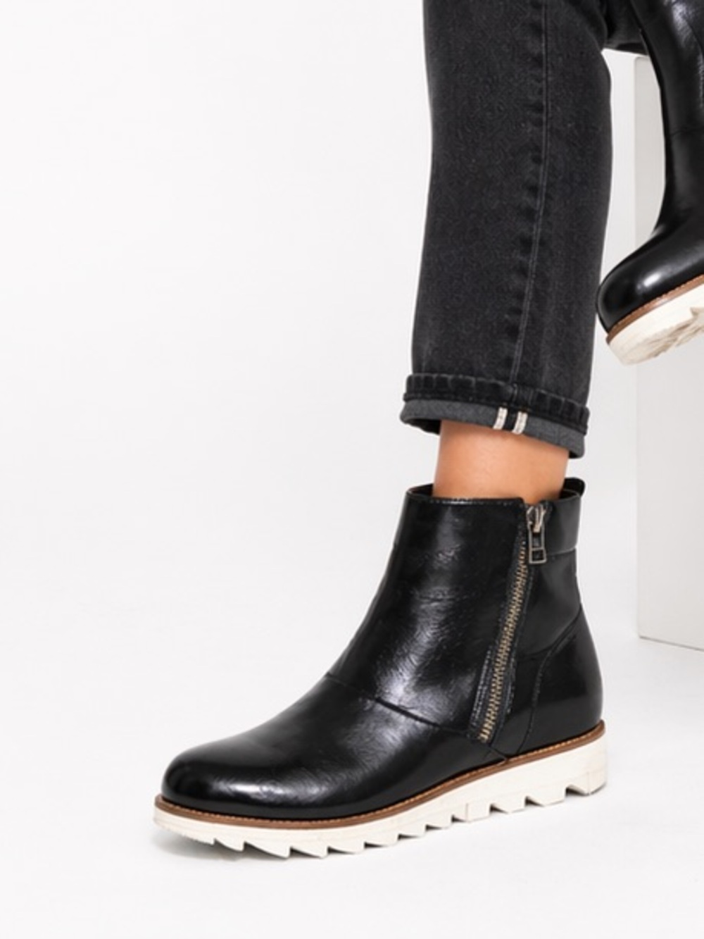 Sorel Harlow Size 9.5 Women's Black‎ Leather Zipper Boots